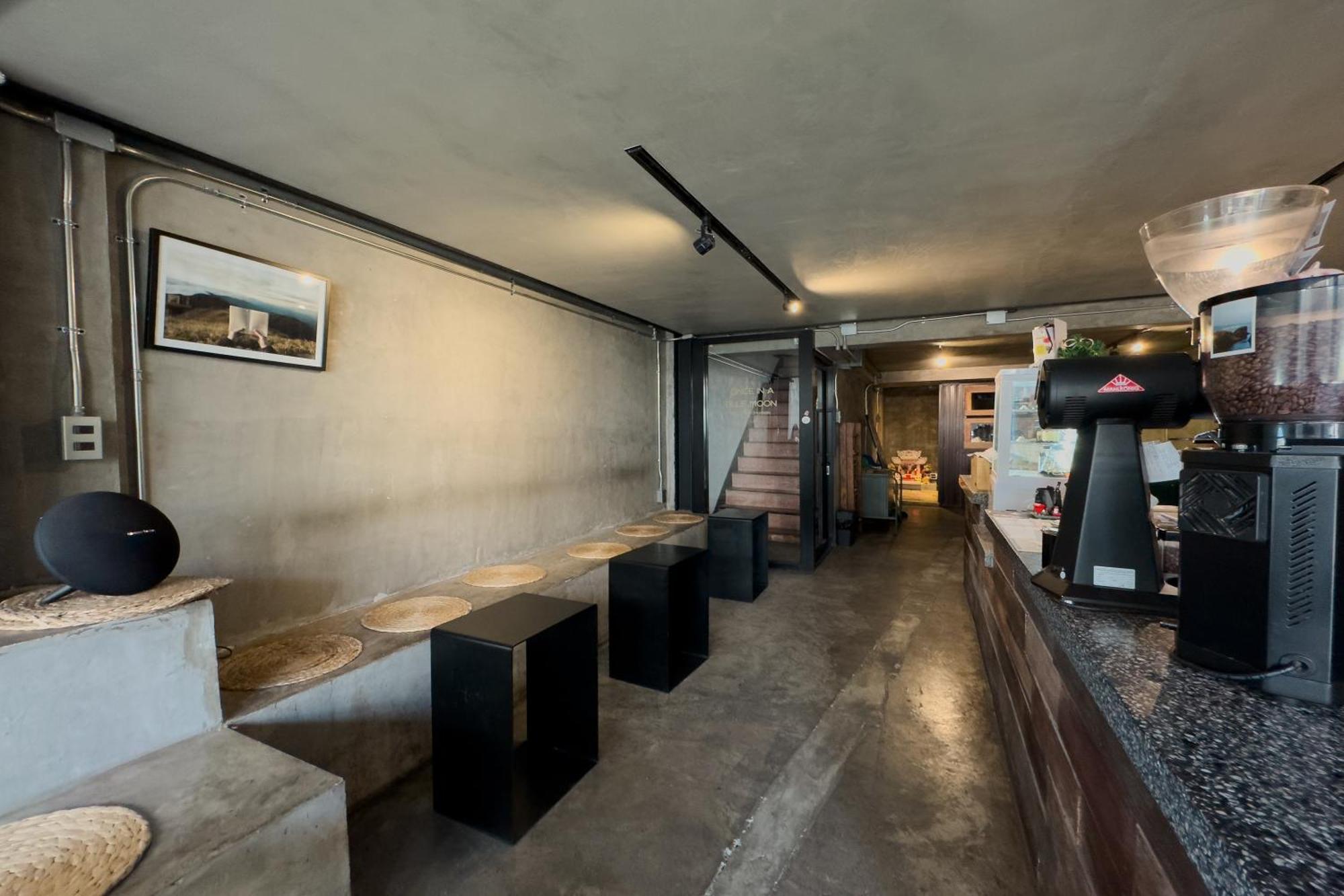 Once In A Blue Moon Cafe And Hostel Chiang Mai Buitenkant foto